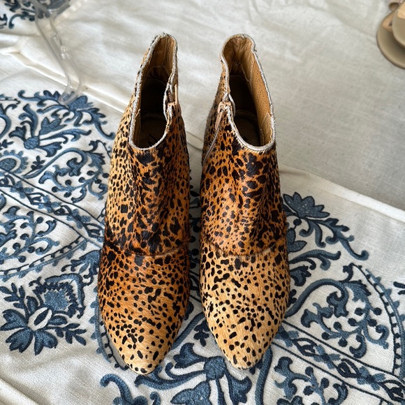 Matisse Shoes - Matisse cowhide leather size 6 ankle boots sides beautiful
